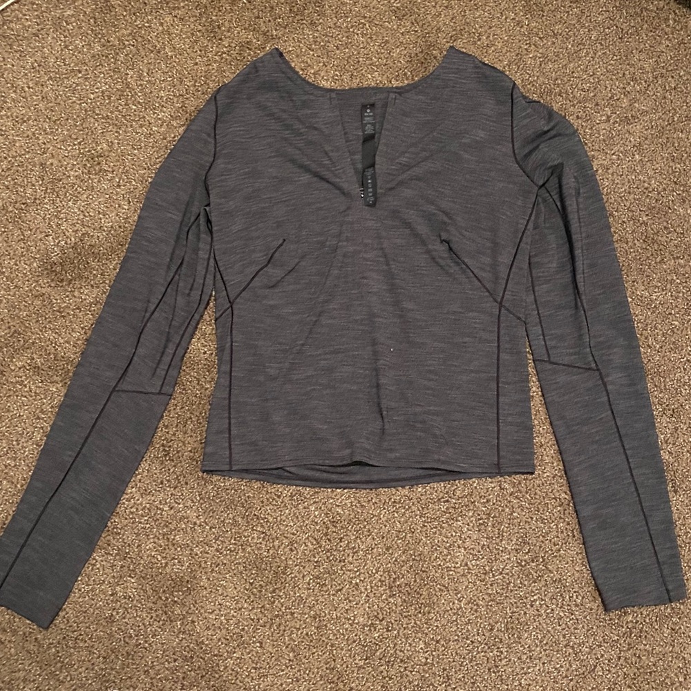 Used women’s lululemon 1/4 zip long sleeve size 6